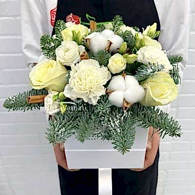 Новогодняя шкатулка с клубникой в шоколаде